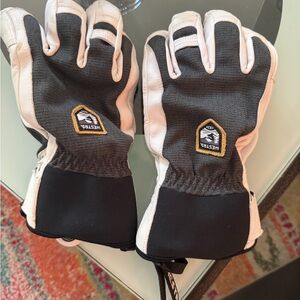 Black & White Hestra snowboard gloves. Size 10.